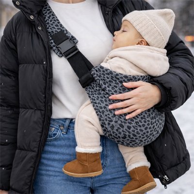 Porte bebe bebe blotti contre sa maman ,dort paisiblement
