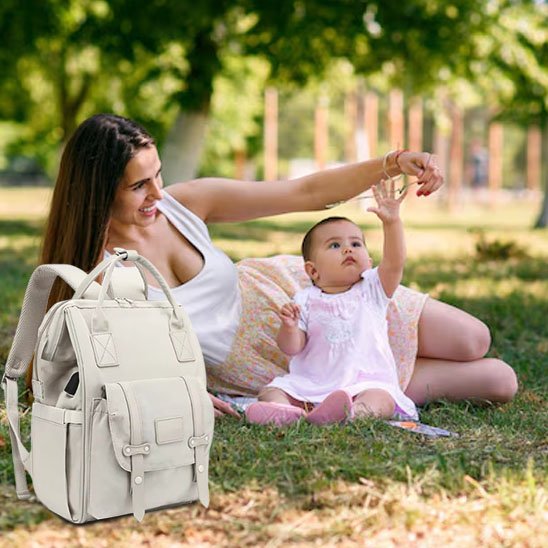Sac a langer bebe maman joue avec le bebe